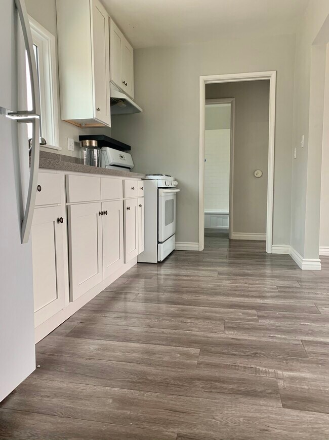 Kitchen - 2216 S Cloverdale Ave