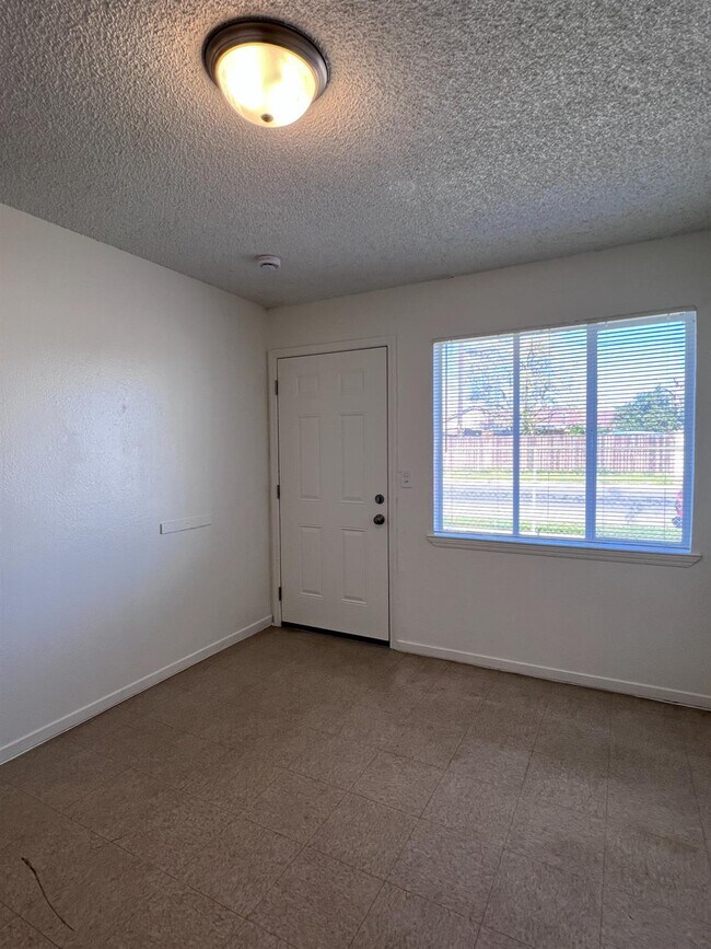 Foto del edificio - 4690 E Huntington Ave