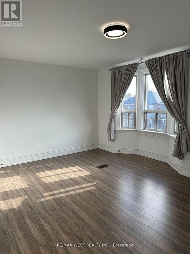 Building Photo - 563 Ossington Ave