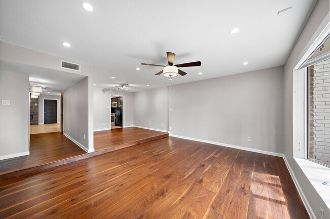 Foto del edificio - 8954 Chatsworth Dr