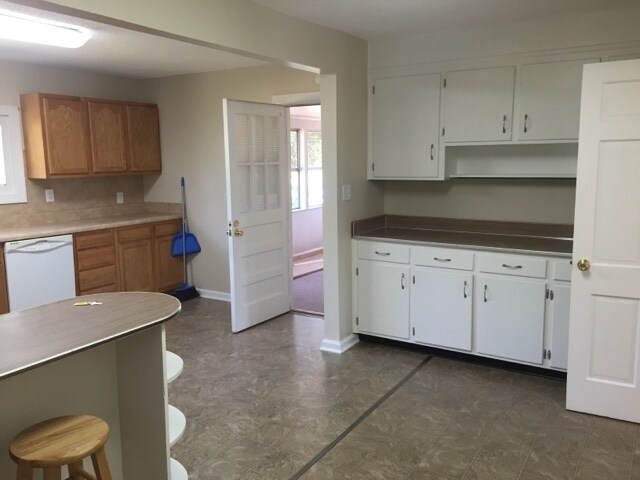 Building Photo - 3 BR with large remodeled kitchen convenie...