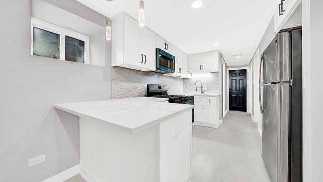 Building Photo - 2704 W 24th Pl