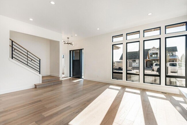 Building Photo - Newer Construction in Discovery West