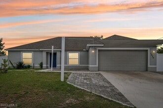 Building Photo - 1534 SW Jacksonville Ave