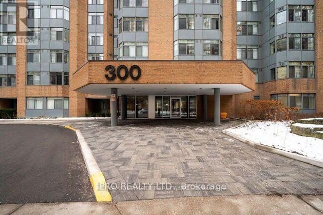 Photo du bâtiment - 300-300 Webb Dr