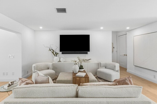 Building Photo - 735 NE 6th St