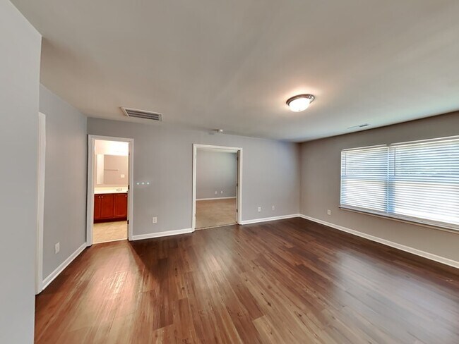 Foto del edificio - Spacious 3-Bedroom Home with Loft and Main...