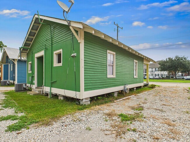 Building Photo - 2 Bedroom, 1 Bathroom Home Near UL!