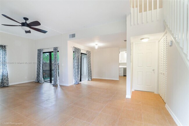 Foto del edificio - 567 Racquet Club Rd