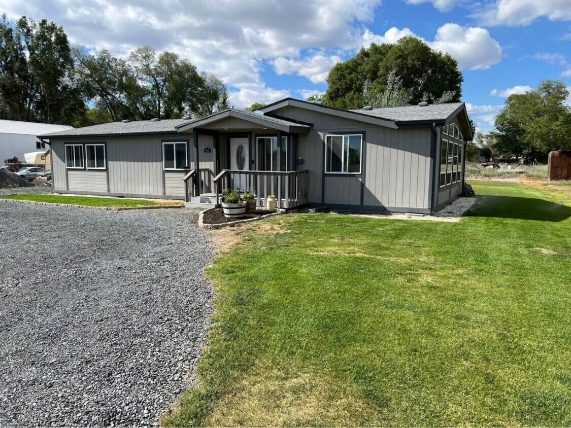 Primary Photo - Charming 3 Bed, 2 Bath Home for Rent!