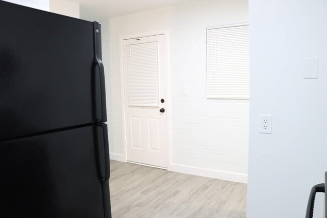 Building Photo - Oakdale Townhome Apartments
