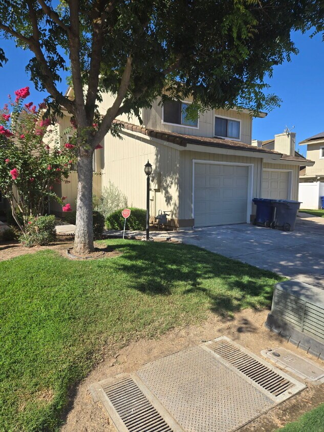 Building Photo - Welcome to this beautifully renovated 2-bedroom, 1.5-bathroom condo located in the highly desirab...