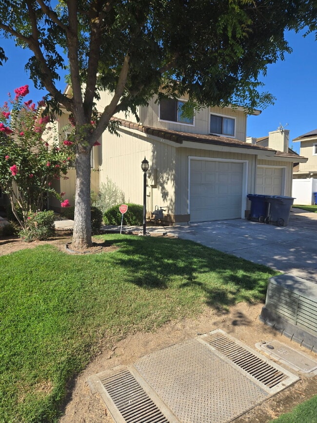 Building Photo - Welcome to this beautifully renovated 2-bedroom, 1.5-bathroom condo located in the highly desirab...