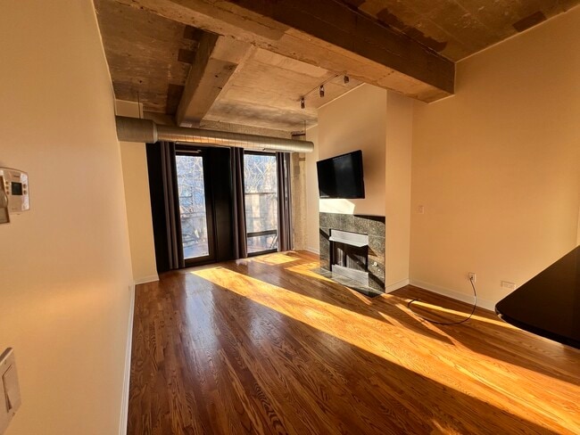 Building Photo - 1069 W 14th Pl