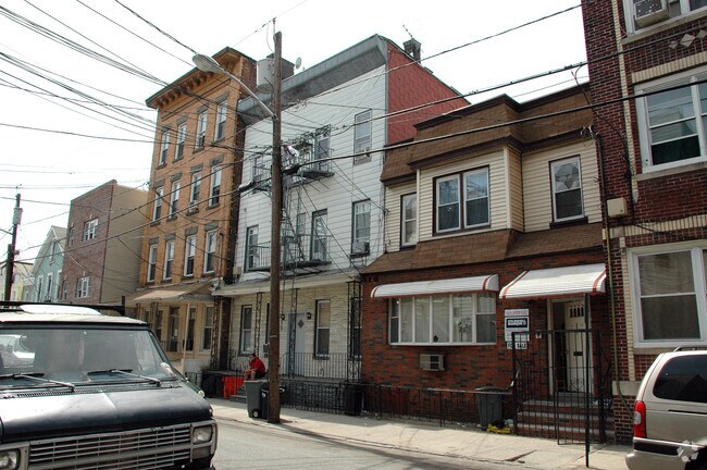 Building Photo - 529 27th St