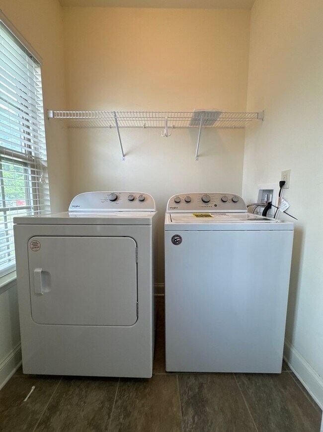 Foto del edificio - Modern End-Unit Townhome in the Heart of Old Hickory, Wilson County!