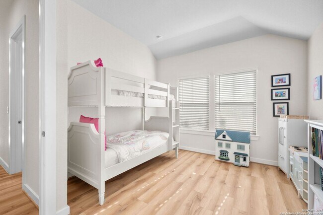 Building Photo - 143 Maravillas
