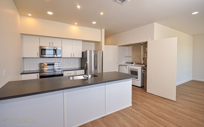 Building Photo - Pool-View Ground Floor Flat