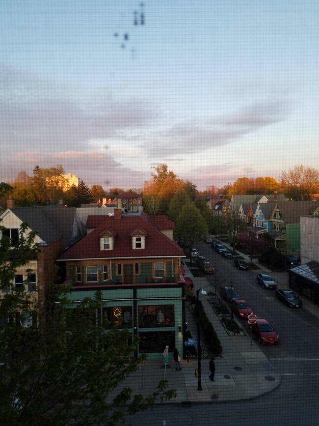 Foto del edificio - 572 Elmwood Ave