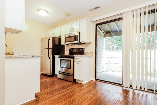 Building Photo - Gorgeous 2 Bedroom Townhome with Private B...