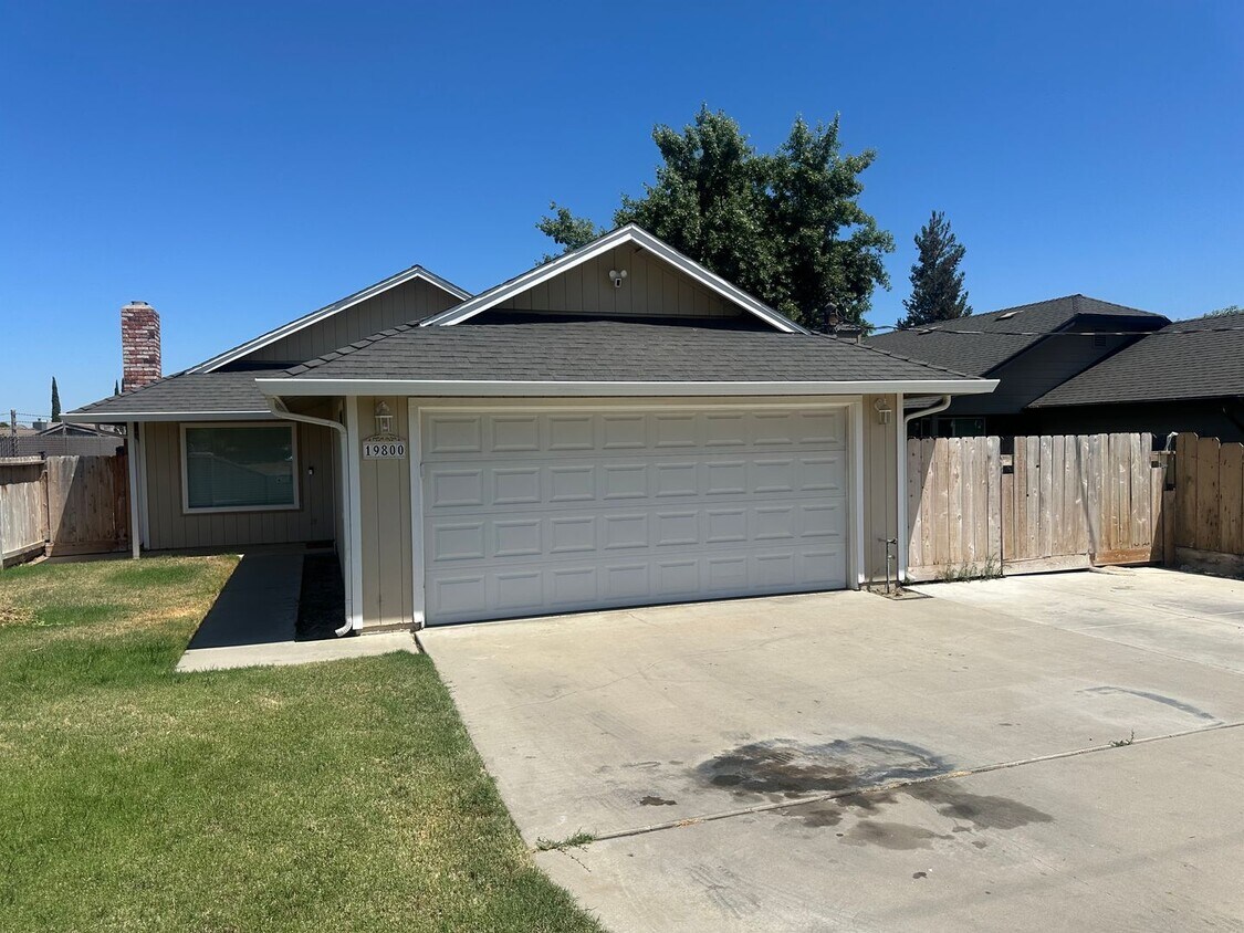 Primary Photo - Beautiful Single Story Home Ready To Be Ca...