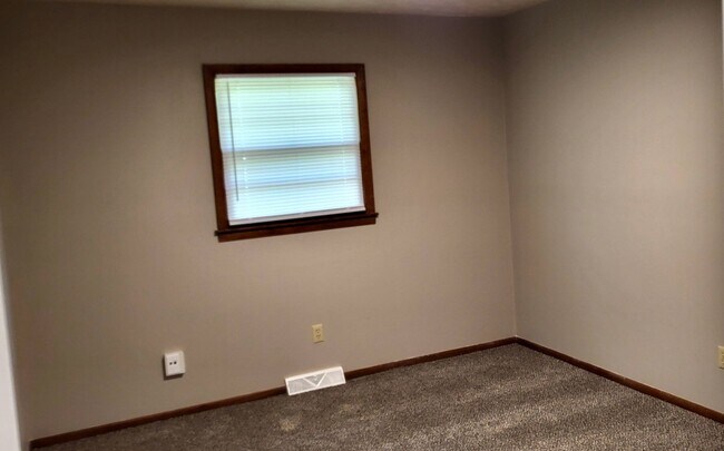 Foto del edificio - 3 Bedroom 2 Bath, 2 Car garage, Fenced yar...
