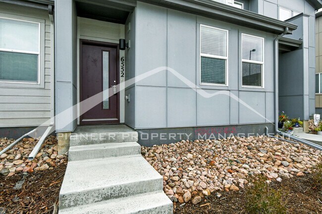 Building Photo - Spacious Townhouse with Washer/Dryer and C...