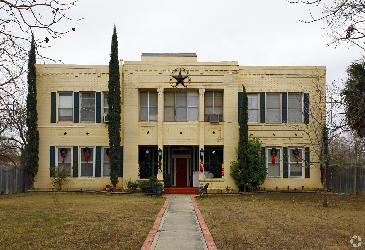 Building Photo - 805 Main St