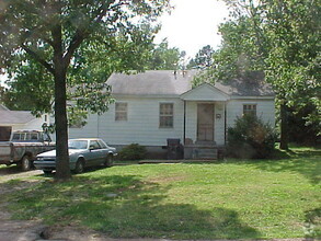 Building Photo - 2207 Circle Dr