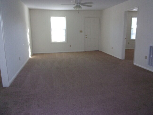 Building Photo - 831 Meadowlane Dr