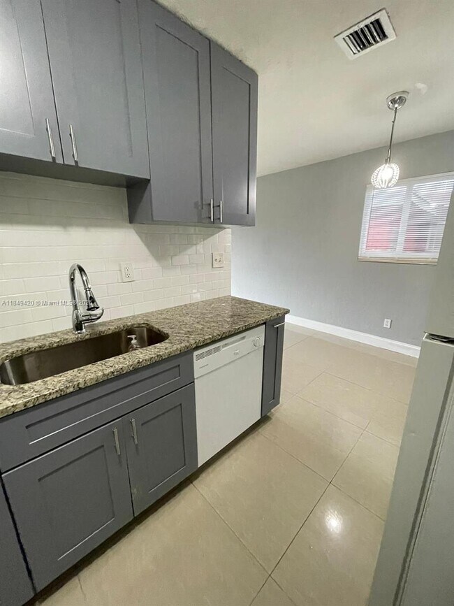 Foto del edificio - 2720 NW 2nd St