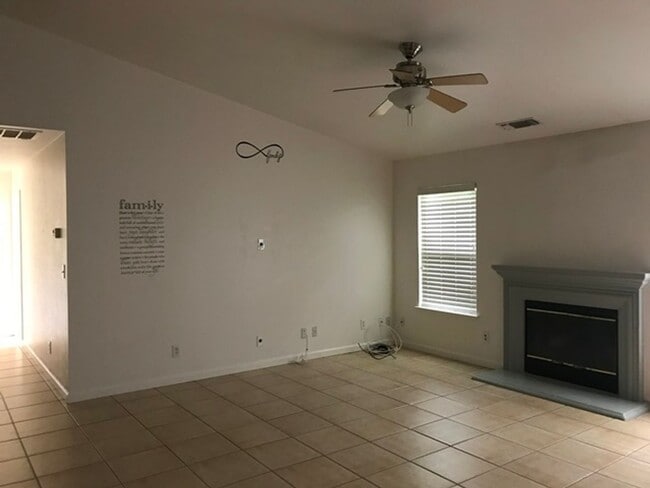 Building Photo - Nice house