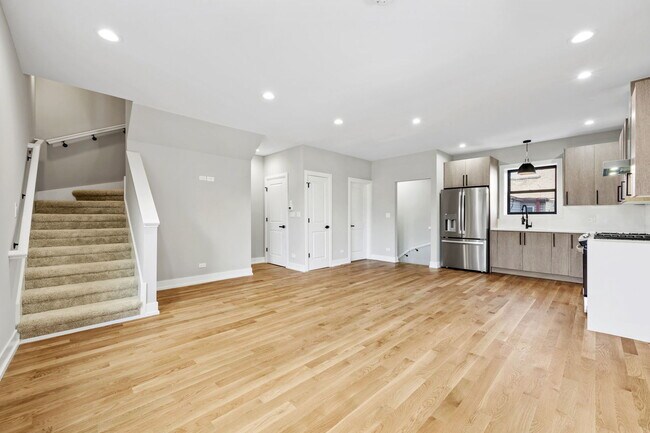 Foto del edificio - 6223 N Albany Ave
