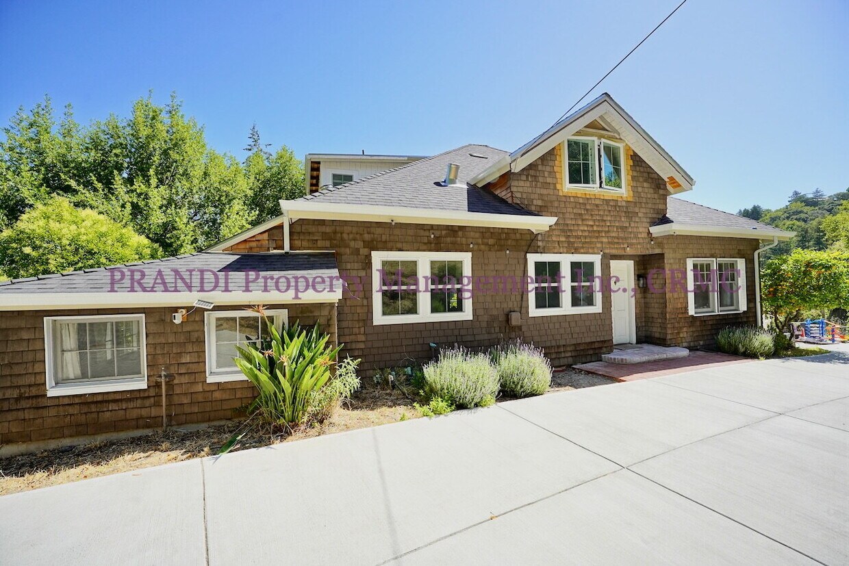 Primary Photo - Classic, Modern and Private Home with Fres...