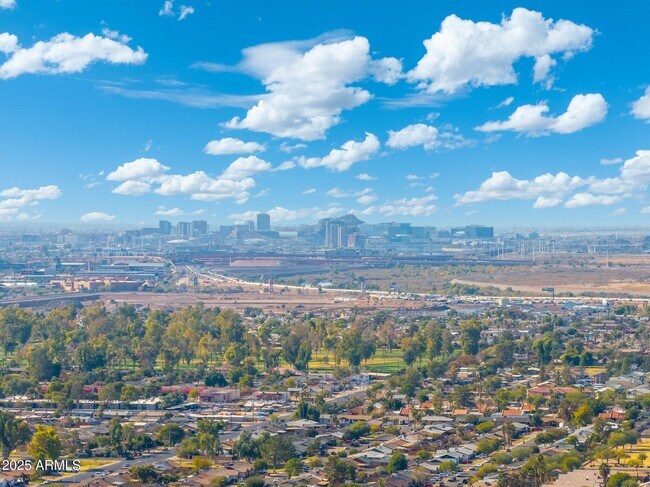 Foto del edificio - 1759 N Spring Cir