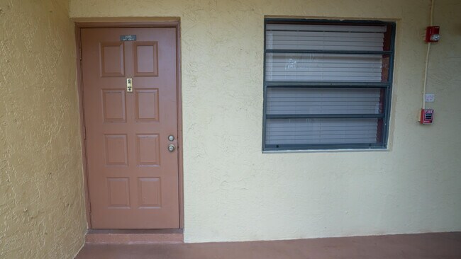 Building Photo - 2015 Coral Ridge Dr