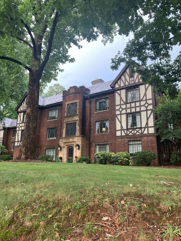 Primary Photo - Irving Park Manor
