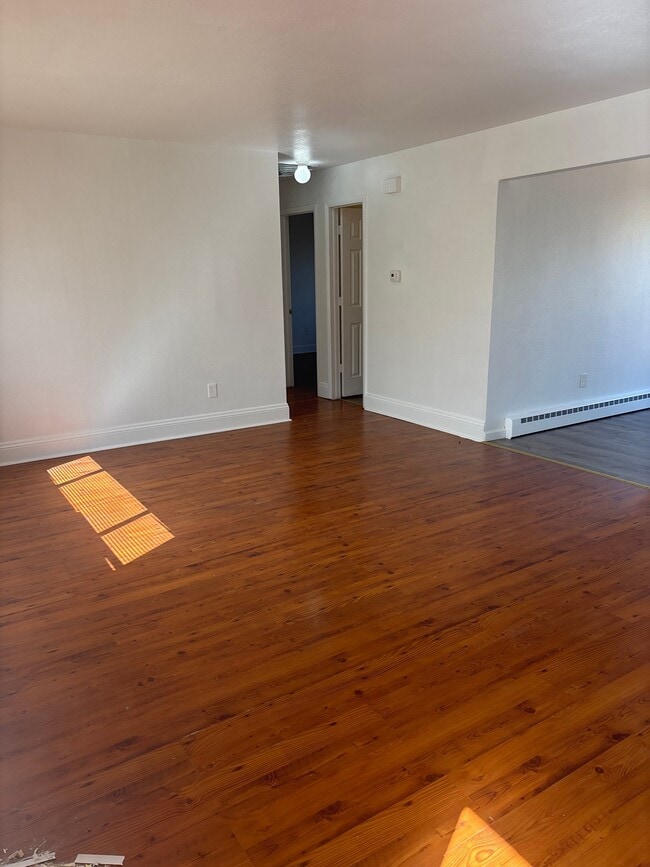 Building Photo - 924 E 5th St