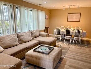 Building Photo - 206 Brinley Ave