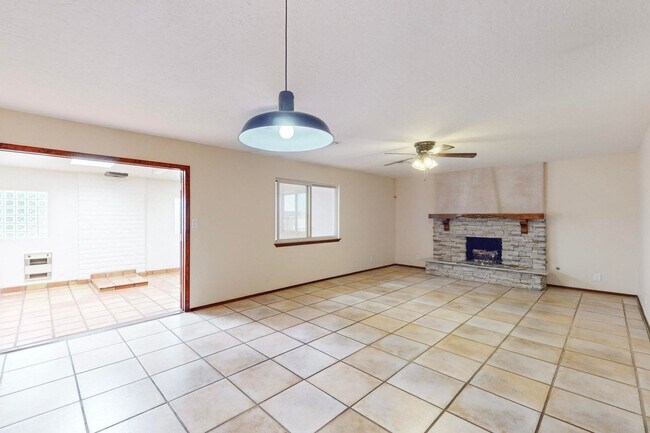 Building Photo - NE 3 Bedroom 2 Bath