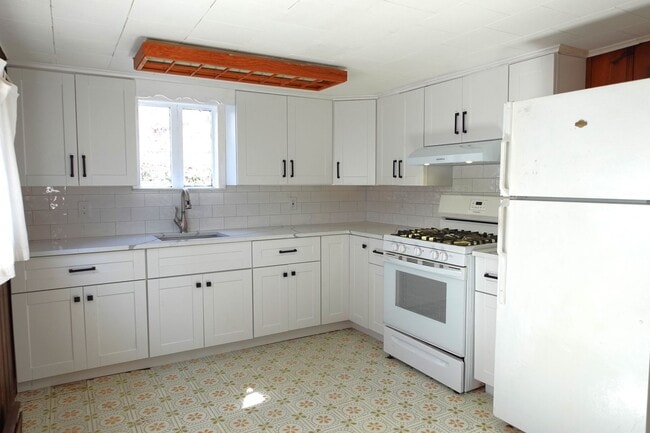 Building Photo - Super Cute 2 Bedroom Cottage