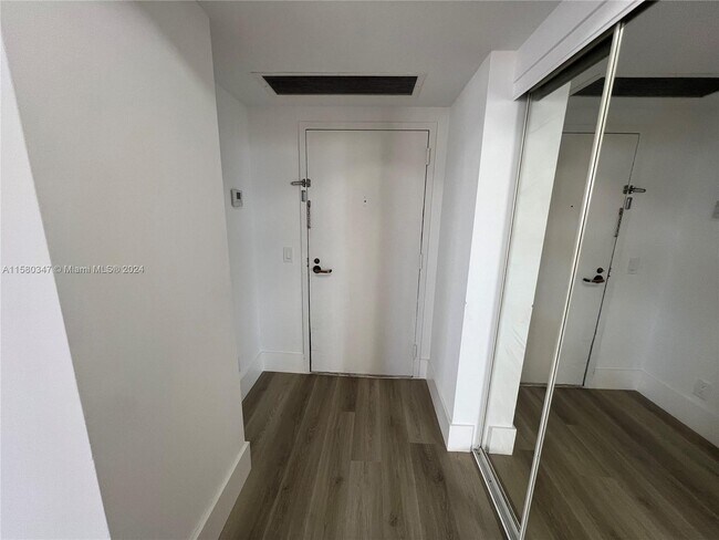 Building Photo - 3610 Yacht Club Dr