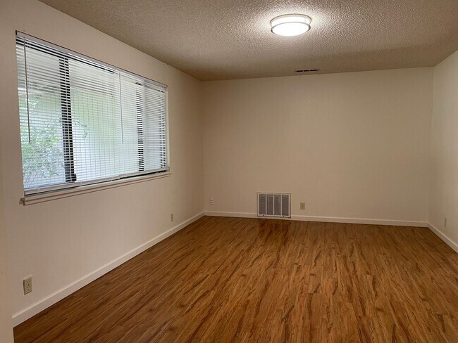 Foto del edificio - Spacious 3 Bed 2 Bath Home-Located on a Corner Lot in Quiet Neighborhhood