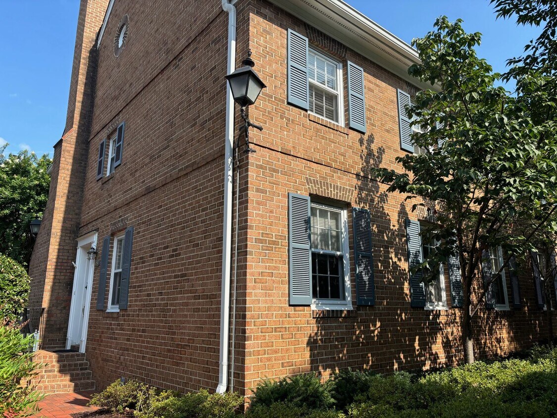 Primary Photo - 1037 N Pitt St