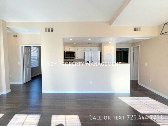 Foto del edificio - GORGEOUS REMODELED 2 BEDROOM TOWNHOME IN C...