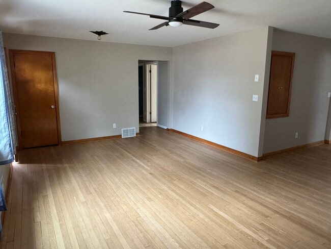 Building Photo - 3 Bedroom 1 Bath Ranch Home - Upper Arlington Schools