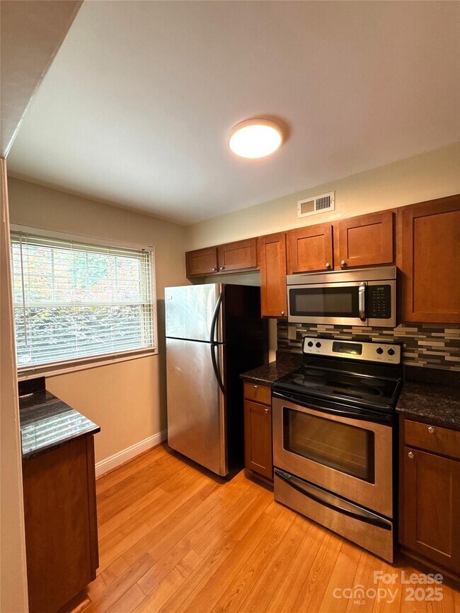 Foto del edificio - 1207 Green Oaks Ln