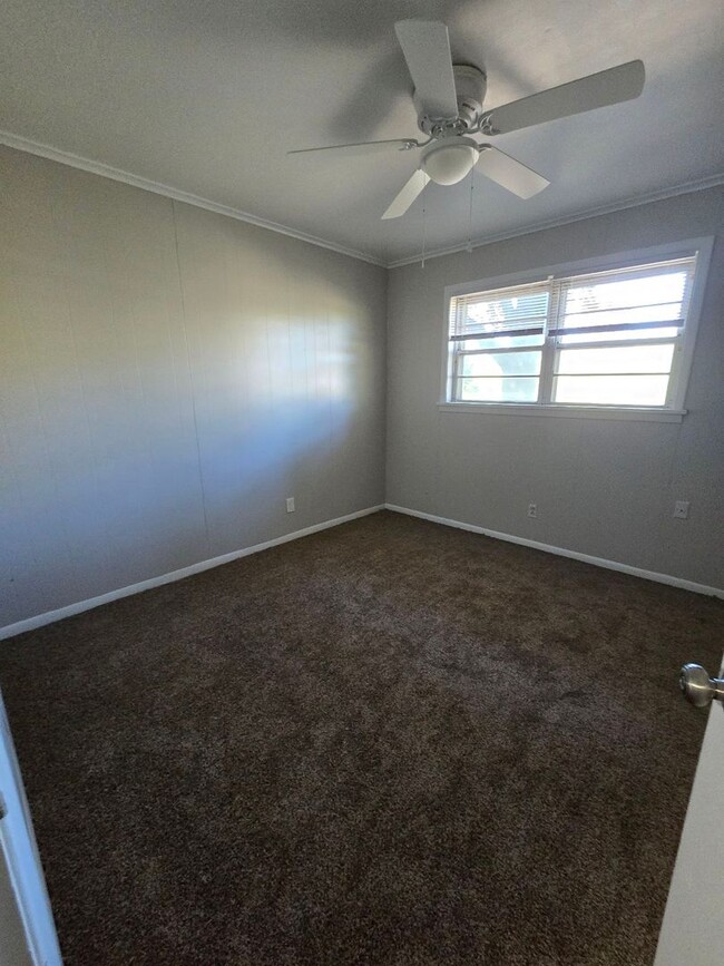 Building Photo - 4 bedroom 2 bathroom *$300 Off 1st Month S...