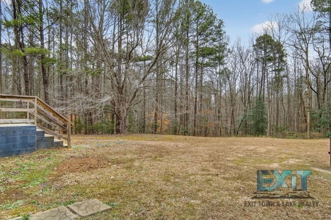 Building Photo - 3 Bedroom, 1 Bath Home Available