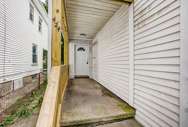 Building Photo - 3 Bed In Dayton- MOVE IN SPECIAL! Second Month Free if Moved in by May 1st!